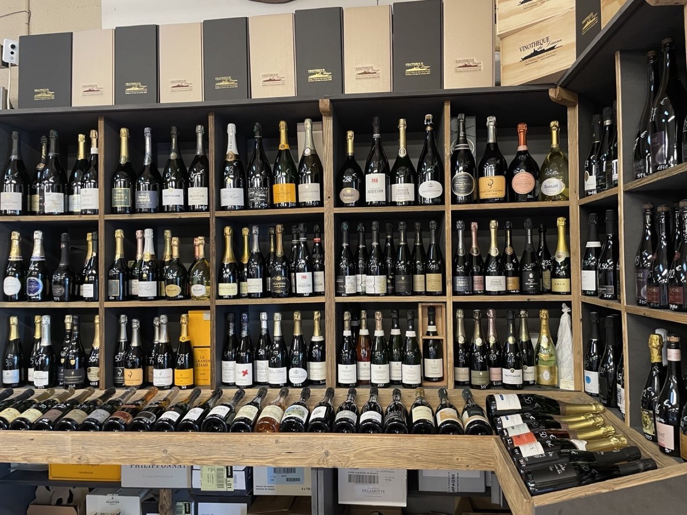 Mur de champagnes de la Vinoth&egrave;que du L&eacute;man &agrave; Saint-Genis-Pouilly