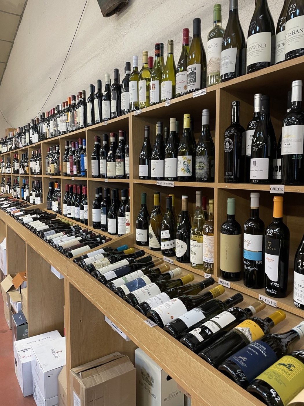 Rayon de vins du monde class&eacute;s par pays &agrave; Saint-Genis-Pouilly